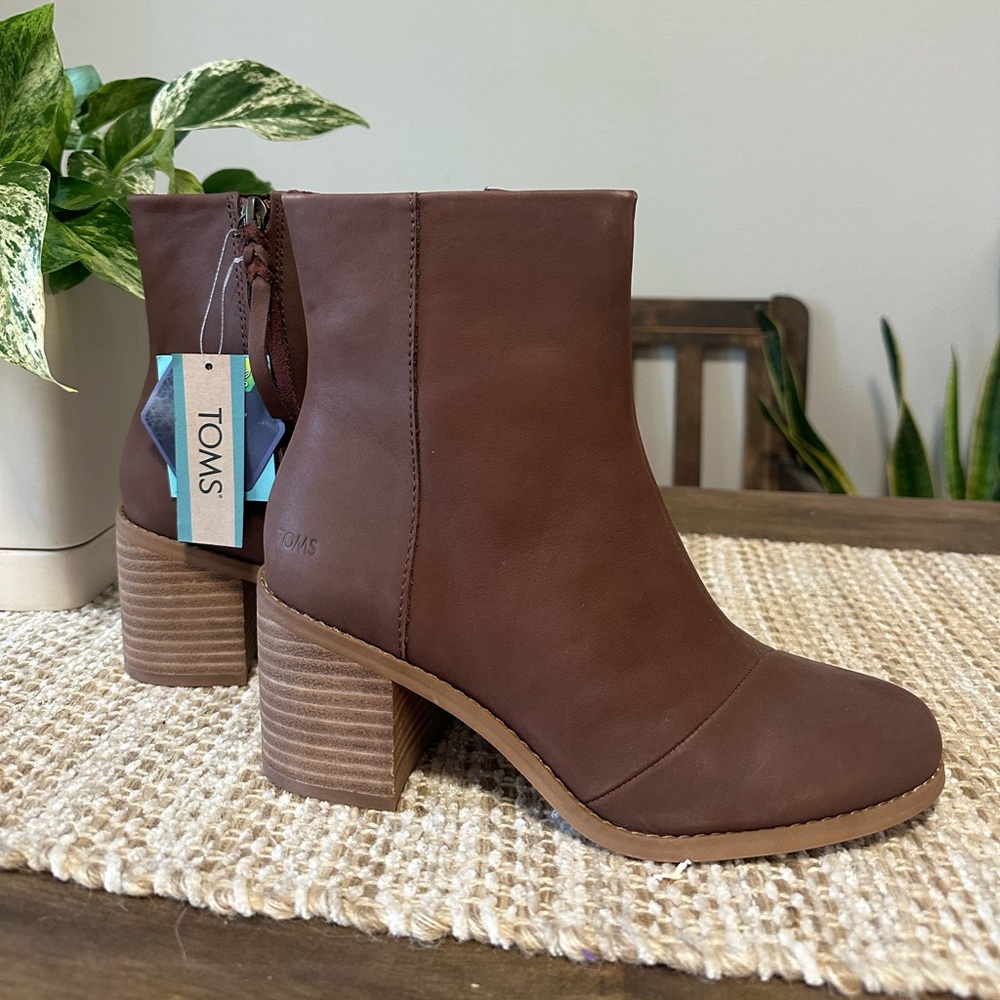 NWT Tom’s Evelyn Stacked Block Heel
